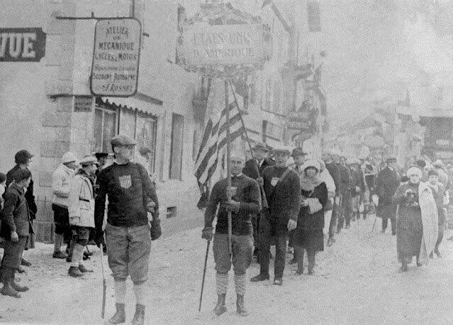 Фотографии с первых зимних Олимпийских игр в Шамони, Франция, 1924 год. Фото: pressa.tv. Команда США на церемонии открытия Зимних Олимпийских игр 1924 года.