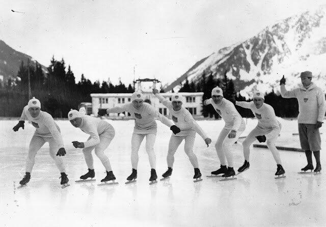 Фотографии с первых зимних Олимпийских игр в Шамони, Франция, 1924 год. Фото: pressa.tv. Группа американских фигуристов тренируется.