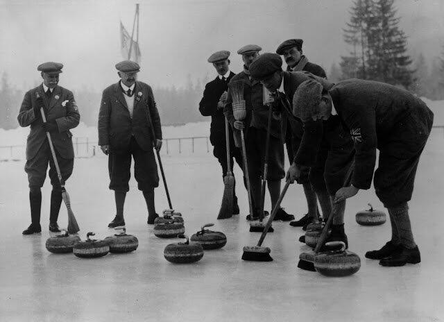 Фотографии с первых зимних Олимпийских игр в Шамони, Франция, 1924 год. Фото: pressa.tv. Британская команда по керлингу тренируется, 28 января 1924 года.