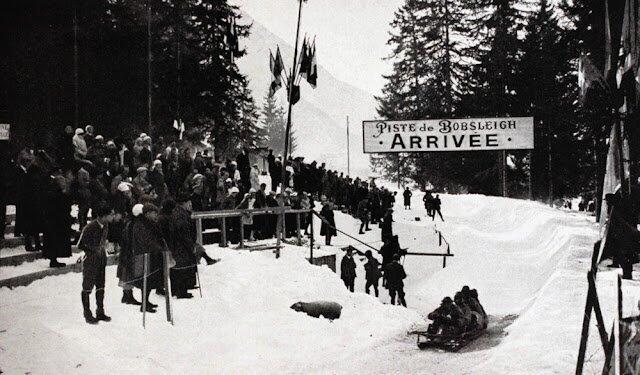 Фотографии с первых зимних Олимпийских игр в Шамони, Франция, 1924 год. Фото: pressa.tv. Бобслейная команда из четырех человек из Италии на бобслейной трассе.