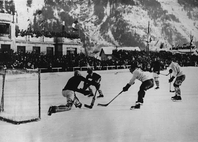 Фотографии с первых зимних Олимпийских игр в Шамони, Франция, 1924 год. Фото: pressa.tv. Канадская хоккейная команда Toronto Granites забивает в финале, в котором они обыграли США со счетом 6:1 и завоевали олимпийскую золотую медаль.