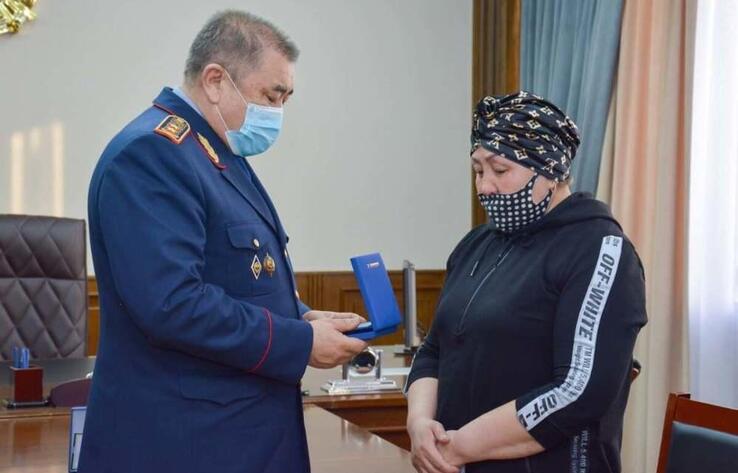 ІІМ басшысы Алматы облысында қаза тапқан полицейлердің отбасыларына мемлекеттік наградалар тапсырды