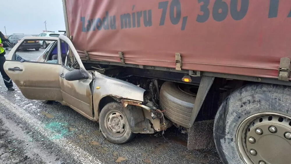 В результате ДТП на трассе Уральск - Атырау два человека погибли, пострадал годовалый ребенок. Фото: ДП Атырауской области