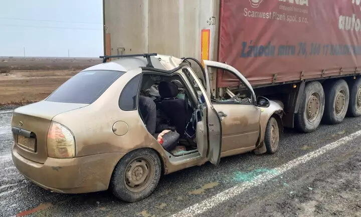 В результате ДТП на трассе Уральск - Атырау два человека погибли, пострадал годовалый ребенок. Фото: ДП Атырауской области