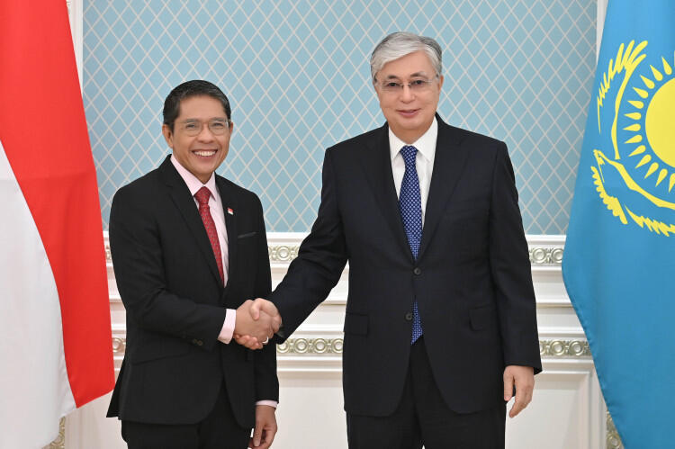 Kazakh President receives Singapore’s delegation