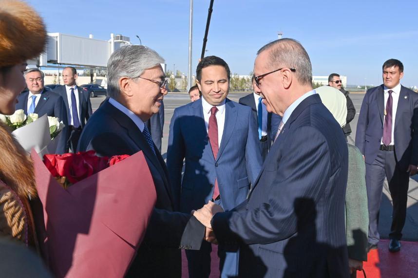 Tokayev greets Turkish President Recep Tayyip Erdoğan at capital airport