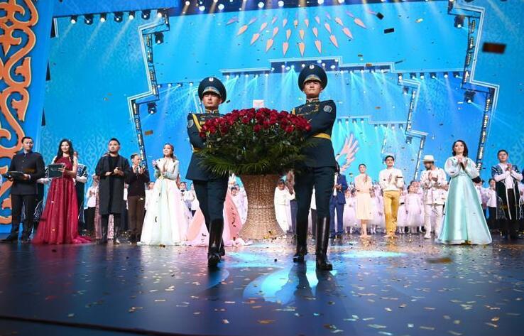 Kazakh President attends solemn concert on occasion of Republic Day