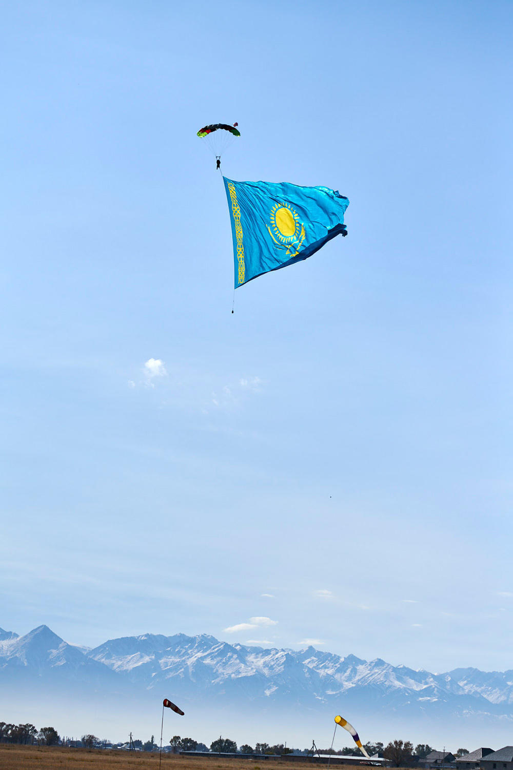 Largest Kazakh national flag was unfurled in the sky over Almaty. Images | Izturgan Aldauev