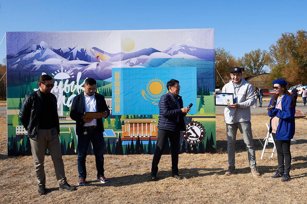 Largest Kazakh national flag was unfurled in the sky over Almaty. Images | Izturgan Aldauev