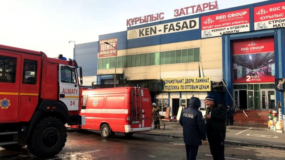 Пожар возле торгового центра ликвидирован в Алматы . Фото: ДЧС Алматы