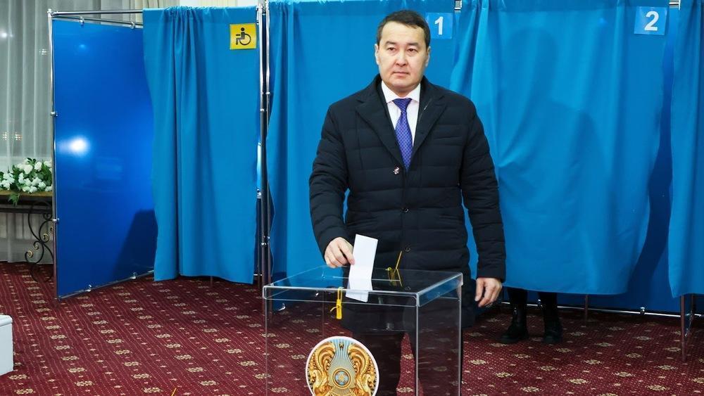 Prime Minister Alikhan Smailov casts his vote in 2022 Presidential Election