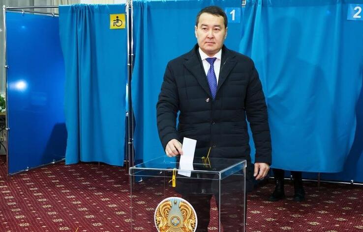 Prime Minister Alikhan Smailov casts his vote in 2022 Presidential Election