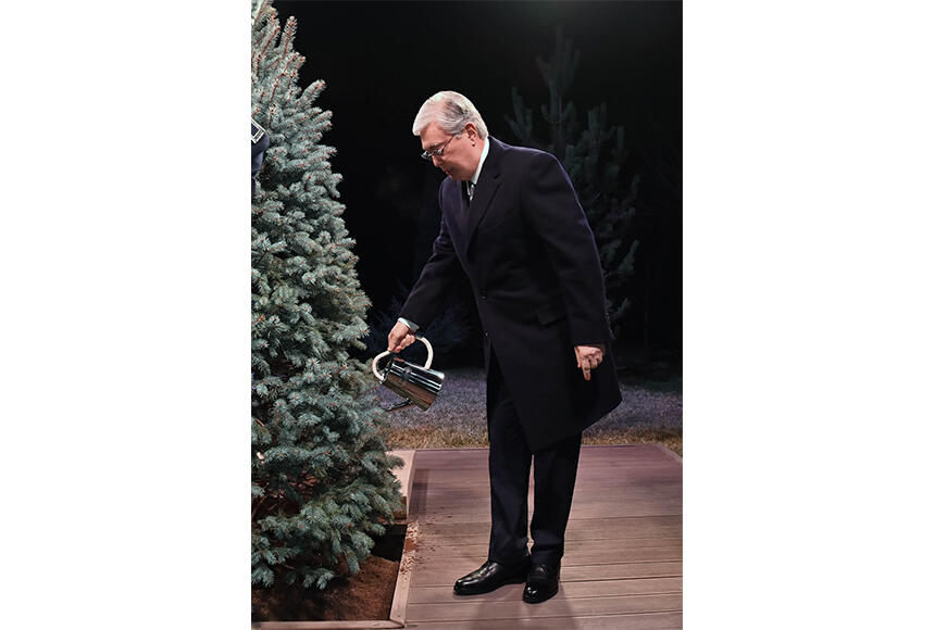 President Tokayev plants tree in alley at Uzbek Presidential Palace. Images | t.me/bort_01