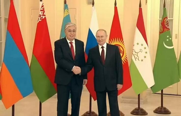 Kazakh Head of State Tokayev greeted by Russian President Putin in St. Petersburg