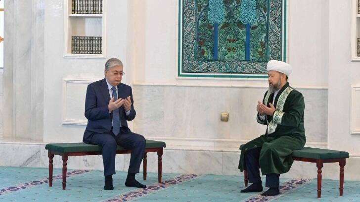 President visits Hazrat Sultan Mosque in Astana