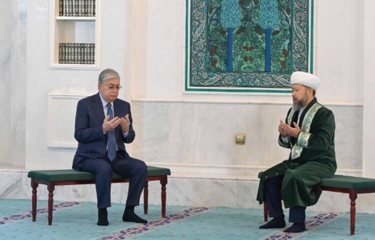 President visits Hazrat Sultan Mosque in Astana