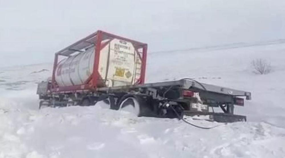 Застрявшую в кювете фуру на востоке Казахстана отбуксировали на шестой день