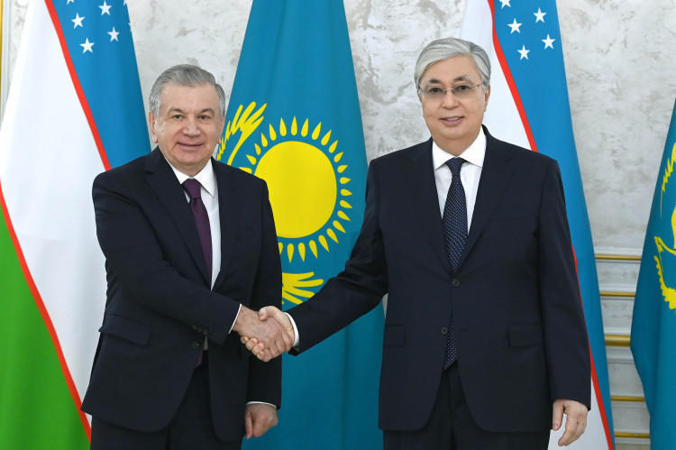 Tokayev meets with Uzbek President Shavkat Mirziyoyev