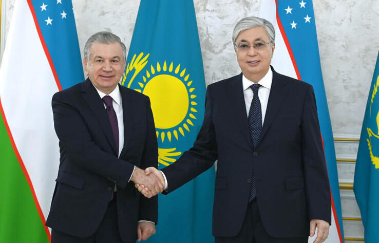 Tokayev meets with Uzbek President Shavkat Mirziyoyev