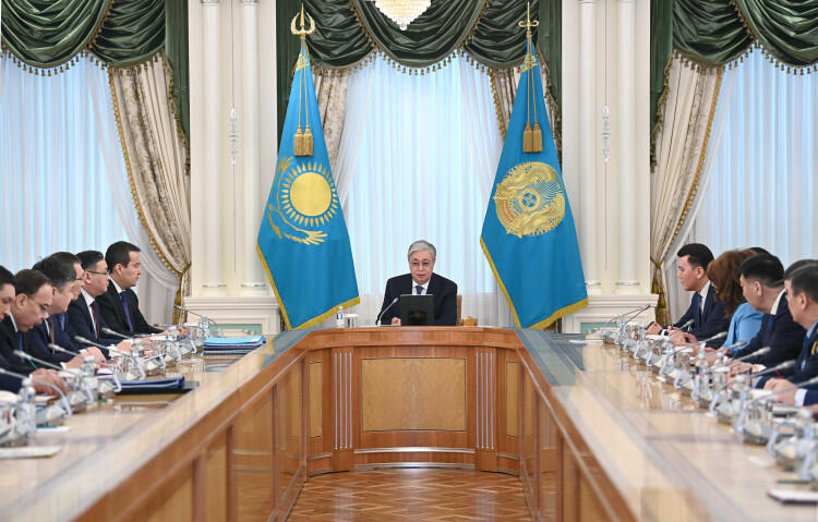 President holds meeting with regional governors, heads of state bodies