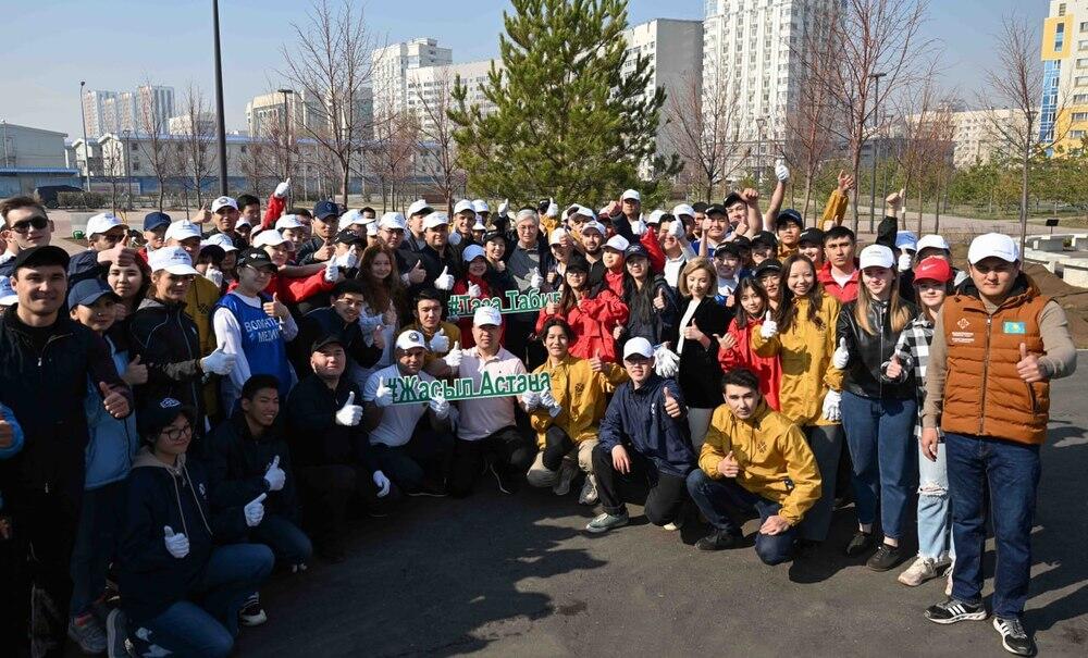 Токаев принял участие в городском субботнике в Астане 