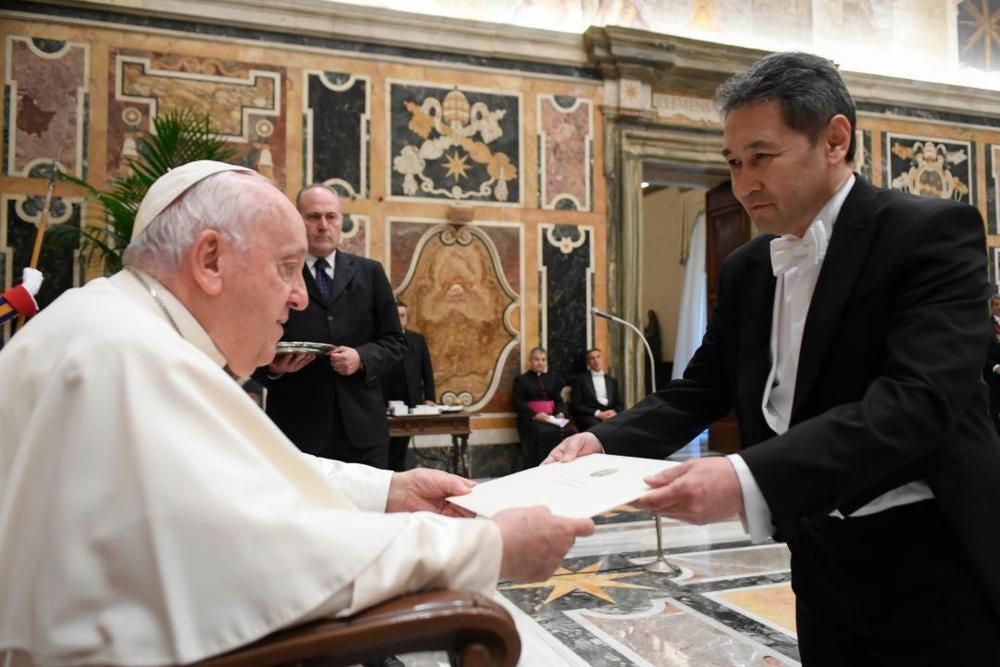 Ambassador of Kazakhstan Presented Credentials to Pope Francis