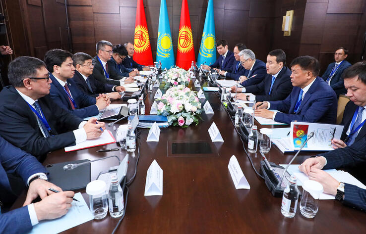 Alikhan Smailov holds talks with Akylbek Japarov in Almaty