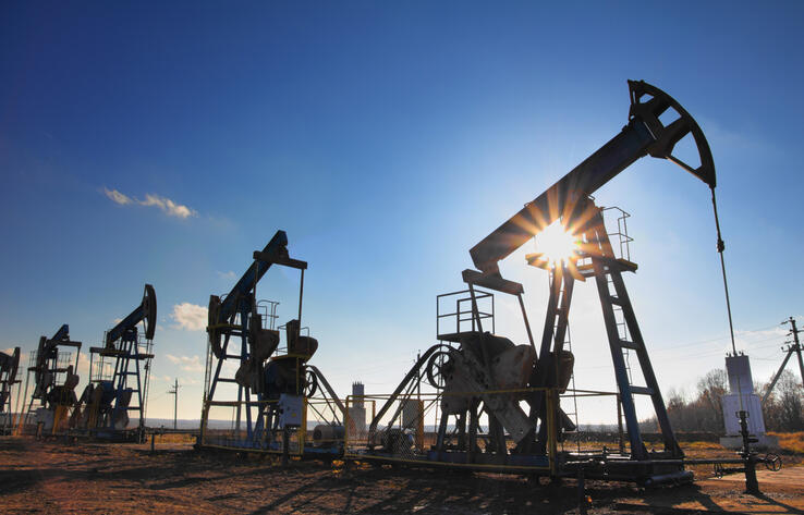 Казахстан продлит добровольное сокращение добычи нефти до конца 2024 года