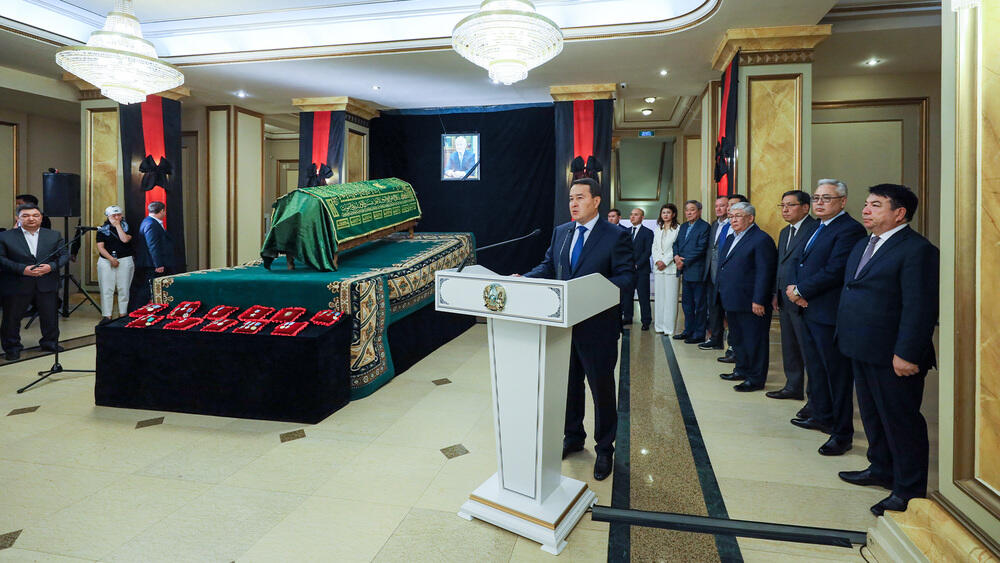 Alikhan Smailov takes part in farewell ceremony for Berdibek Saparbayev