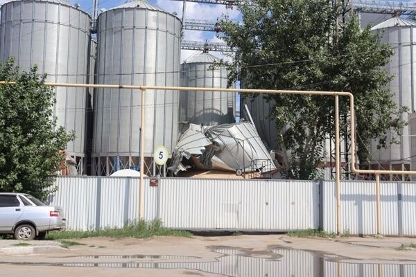 2 grain elevators collapse after lightning strike