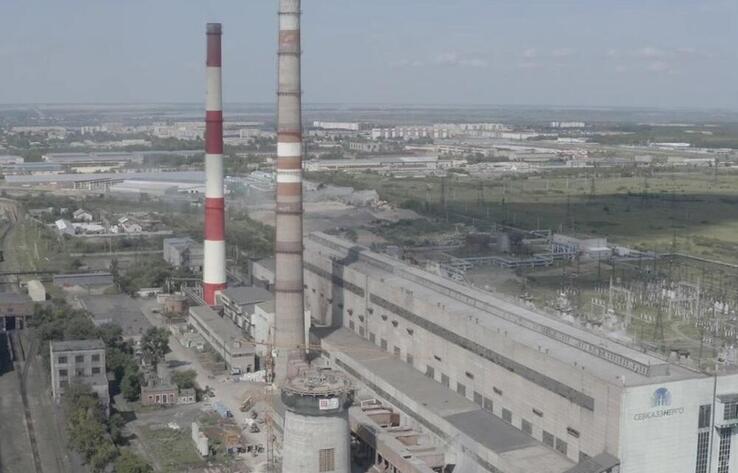 Chimney under construction at thermal power plant in N Kazakhstan tilts