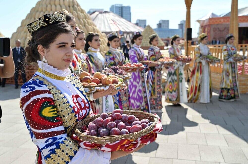 Kassym-Jomart Tokayev, Emomali Rahmon survey Tajikistan Agriculture and Industry Trade Show