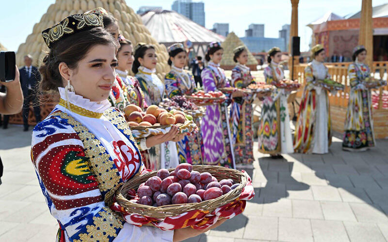 Тәжікстанның ауылшаруашылық және өнеркәсіп тауарларының жәрмеңкесі. Сурет: Ақорда