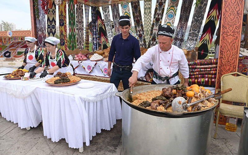 Тәжікстанның ауылшаруашылық және өнеркәсіп тауарларының жәрмеңкесі. Сурет: Ақорда