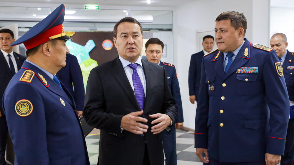 School security and fight against Internet fraud: Alikhan Smailov familiarizes himself with police digitalization process