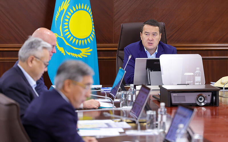 Suppression of low-quality works, introduction of new technologies and materials: Alikhan Smailov outlines tasks in road construction sphere