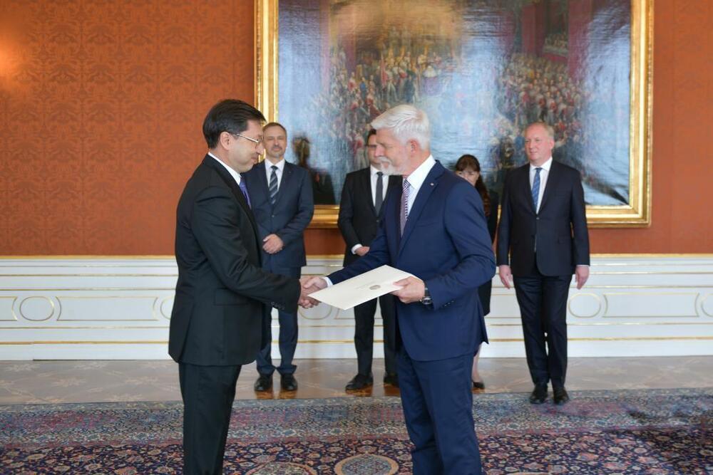 The Ambassador of Kazakhstan presented his credentials to the President of the Czech Republic