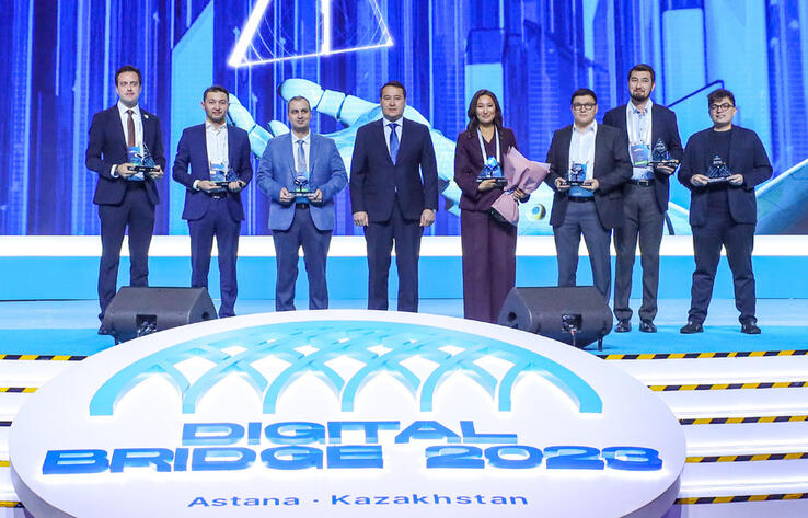 Alikhan Smailov presents awards to Digital Bridge Awards winners