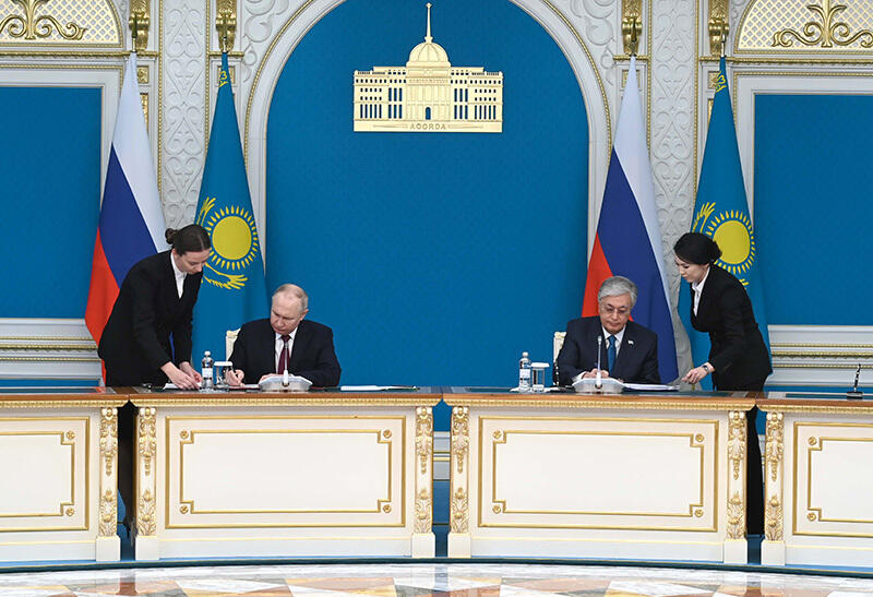 Kazakh, Russian Presidents sign documents following talks