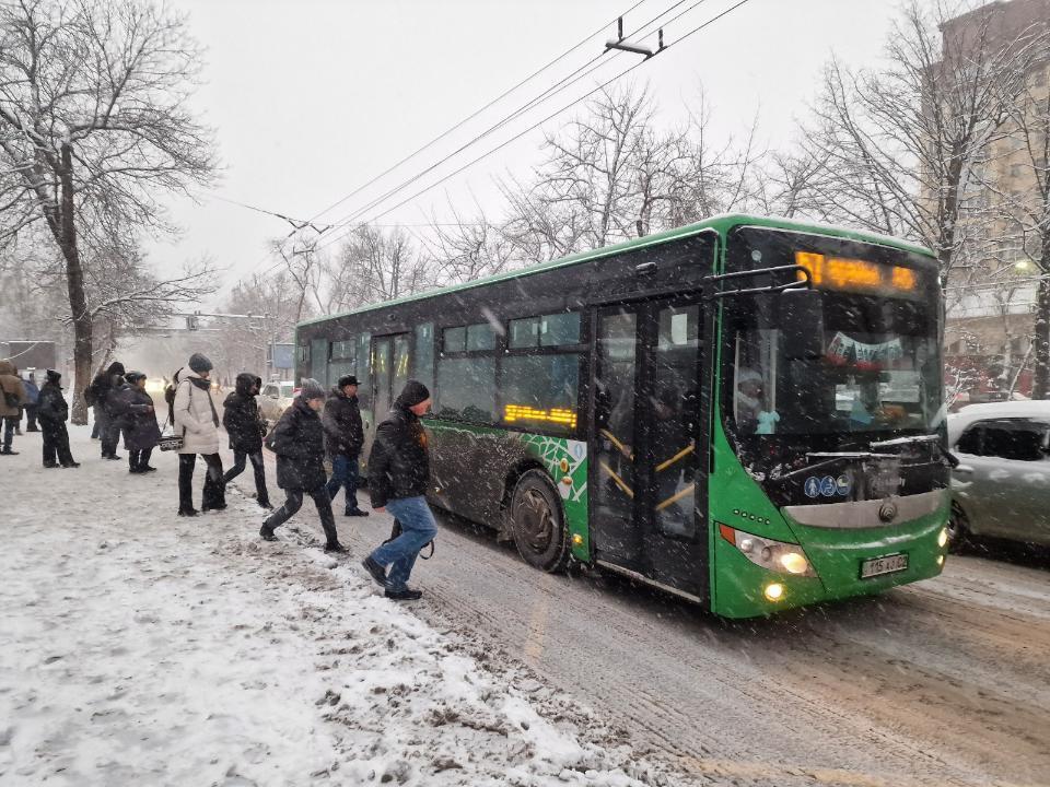 Алматыда жаңа жылдық демалыс күндері қоғамдық көліктің жұмыс кестесі бекітілді 