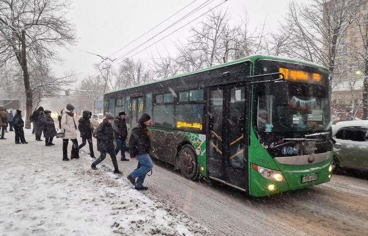 Алматыда жаңа жылдық демалыс күндері қоғамдық көліктің жұмыс кестесі бекітілді 