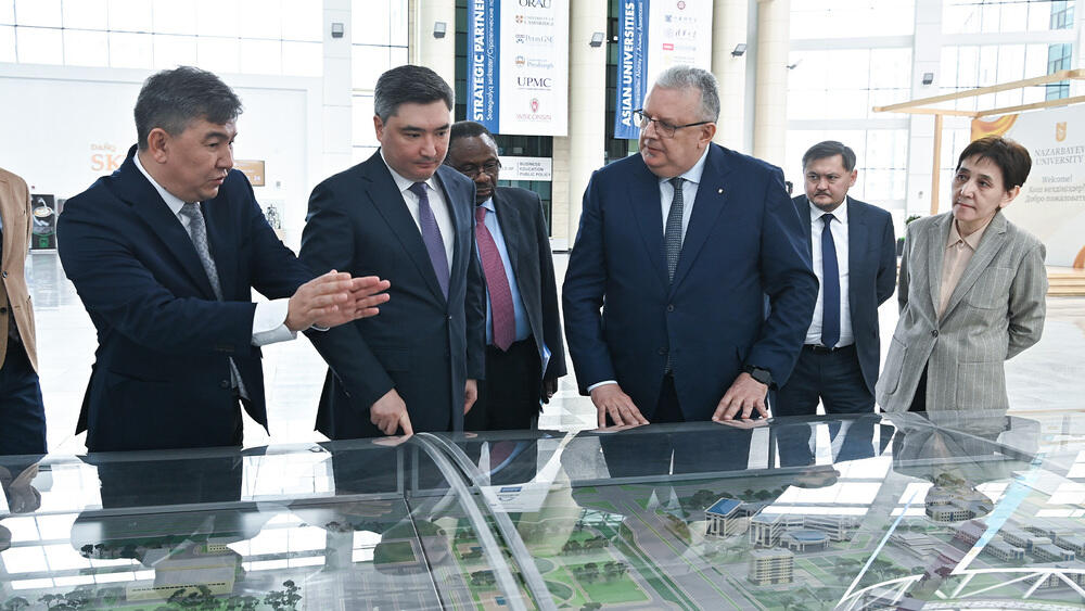 Olzhas Bektenov meets with Nazarbayev University's scientific developments