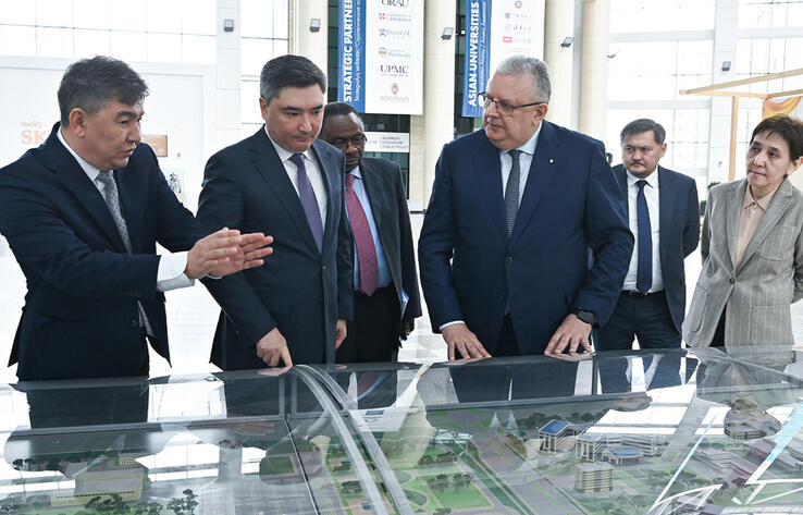 Olzhas Bektenov meets with Nazarbayev University's scientific developments