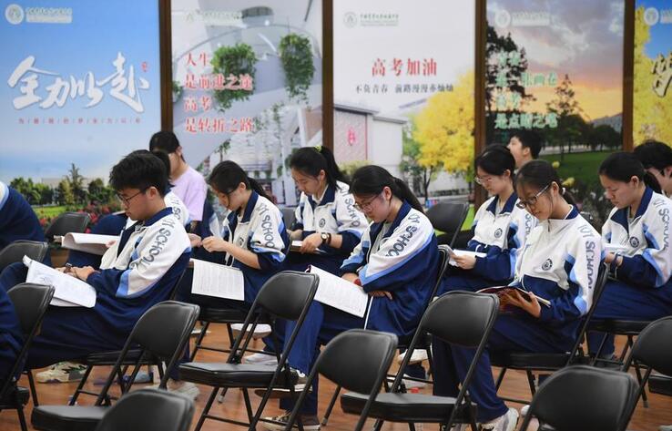 Record 13.42 mln Chinese students take fiercely competitive college exam