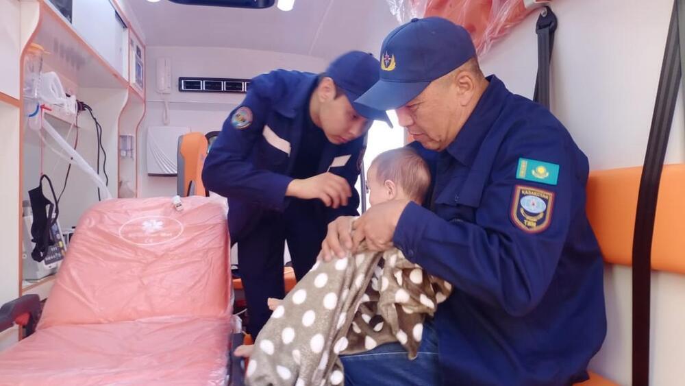 В Атырау пожарные спасли младенца из задымленной квартиры 