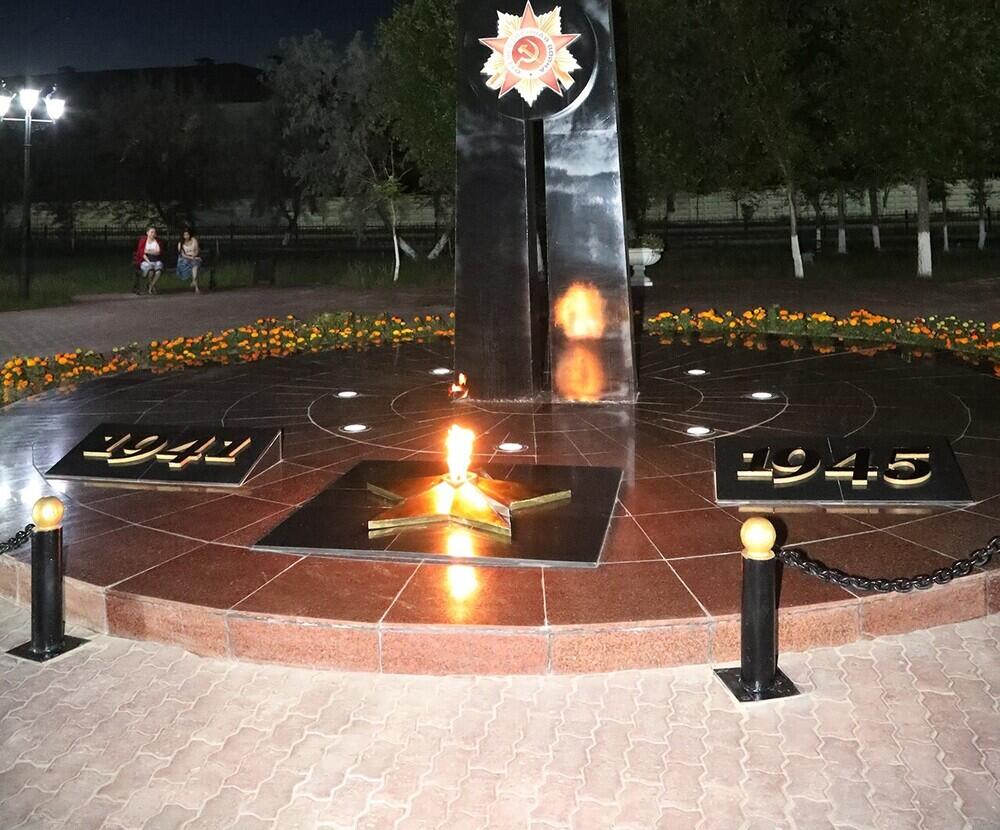 В Байконуре у памятника Победы в Великой Отечественной войне зажгли Вечный огонь 
