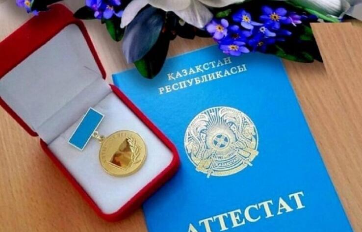 Сколько казахстанских выпускников школ получили знак "Алтын белгі"