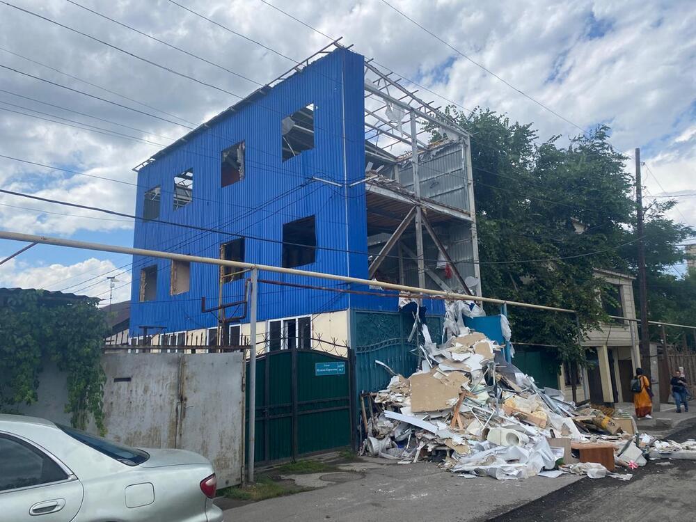 В Алматы сносят трехэтажное здание по решению суда 