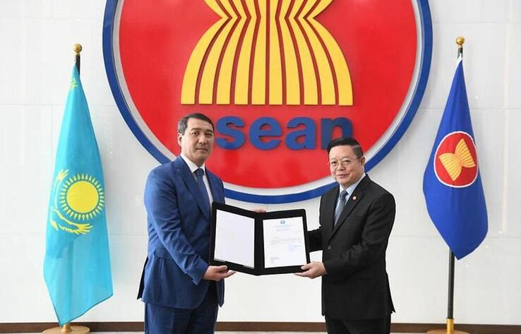 Ambassador of Kazakhstan to Indonesia is Accredited to ASEAN