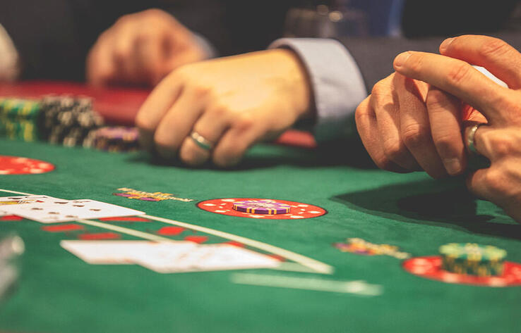 В Казахстане одобрили петицию о запрете азартных игр для госслужащих 